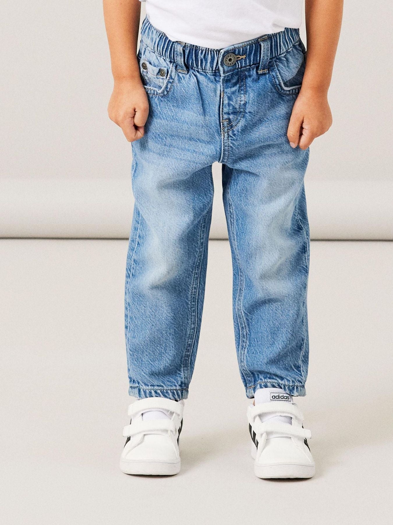 Jeans Tapered Sydney Junior con Vita Regolabile e Badge
