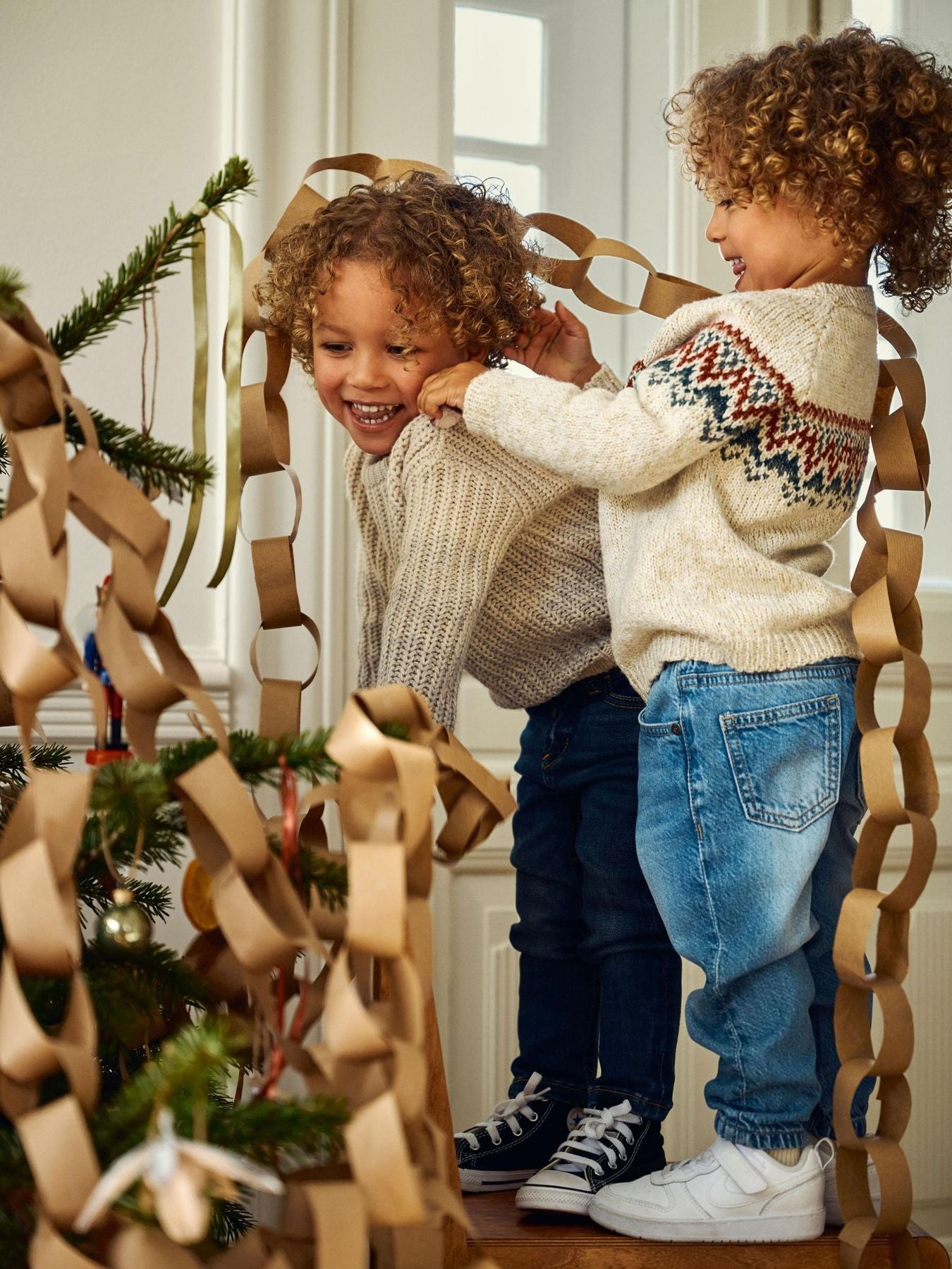 Jeans Tapered Sydney Junior con Vita Regolabile e Badge